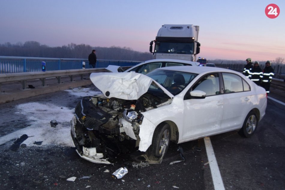 Ilustračný obrázok k článku Jeden šmyk a dráma bola na svete: Na R1 sa stala hromadná nehoda, FOTO