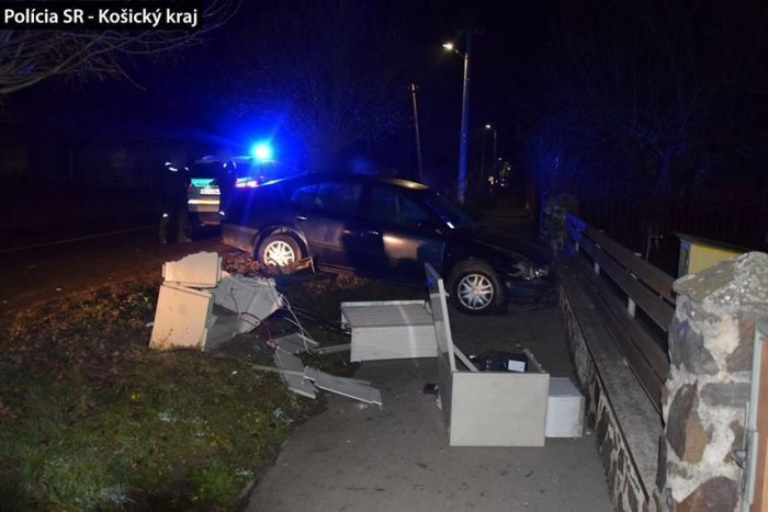 Ilustračný obrázok k článku Hrozivo vyzerajúca nehoda pri Michalovciach, vodička vrazila do stromu: FOTO z miesta