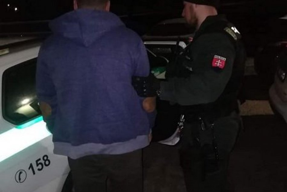 Ilustračný obrázok k článku Prekročená rýchlosť a jazda zo strany na stranu: Muž šoféroval pod vplyvom drog