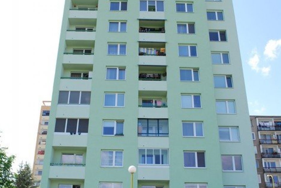 Ilustračný obrázok k článku Čo bolo v okolí a pred vchodom? TAKTO si Google pamätá bytovku pred výbuchom