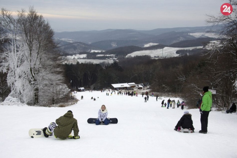 Ilustračný obrázok k článku Neskoro, ale predsa: Lyžiarske stredisko Bezovec otvára sezónu
