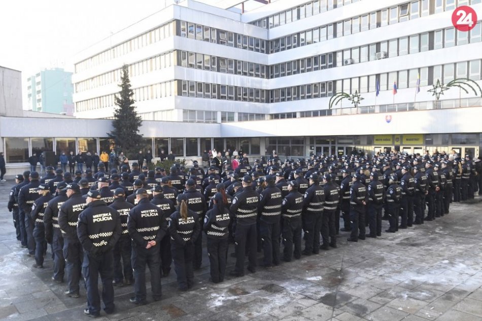 Ilustračný obrázok k článku Primátor ocenil 35 mestských policajtov, dostali aj finančnú odmenu, FOTO