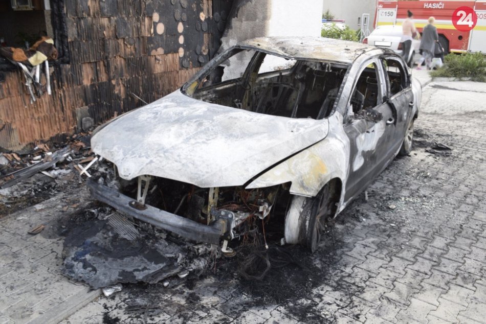 Ilustračný obrázok k článku Auto mal podpáliť na objednávku, horieť začal aj dom: Polícia obvinila Dušana (46)