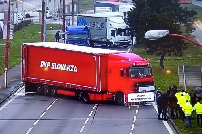 Ilustračný obrázok k článku Na Rožňavskej pozor! Ulica je kamiónmi zablokovaná aj dnes