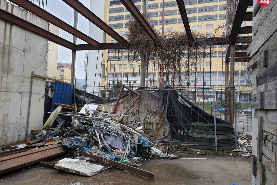 Ilustračný obrázok k článku Dokedy bude v Dúbravke mátať "strašidlo" plné odpadu?