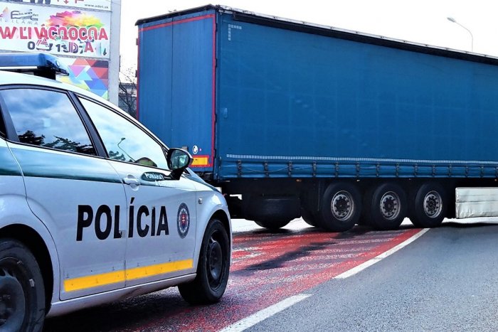 Ilustračný obrázok k článku Vodič v Chmeľove počul v návese buchot a hlasy: Polícia následne objavila 10 migrantov!