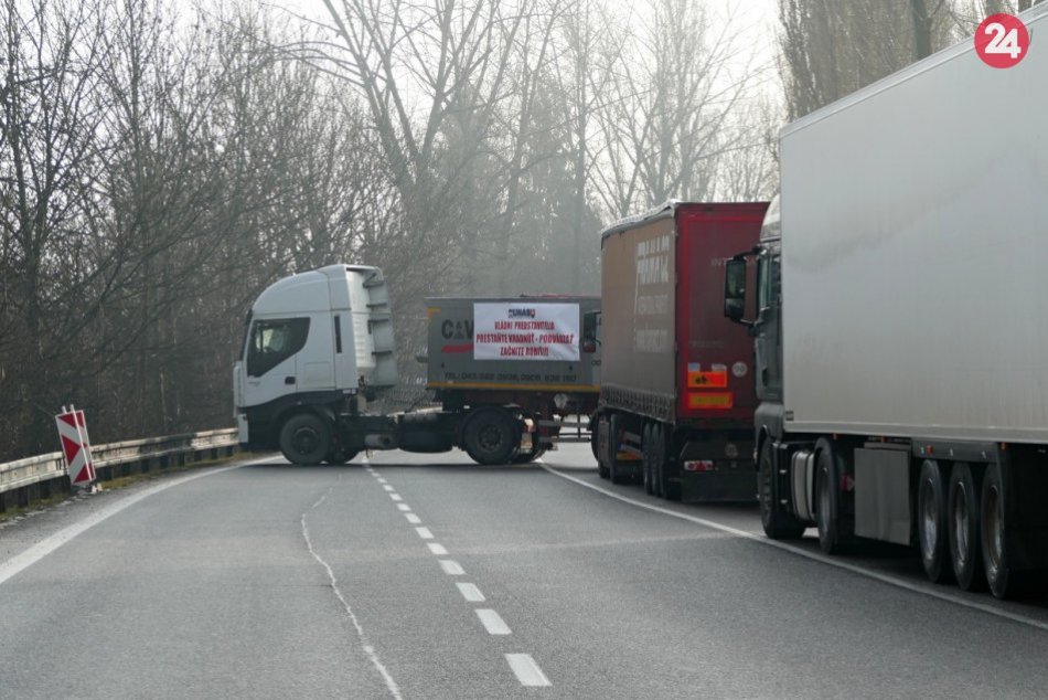 Ilustračný obrázok k článku Polícia o štrajku autodopravcov: Blokovať by mali aj cestu v okrese Trenčín