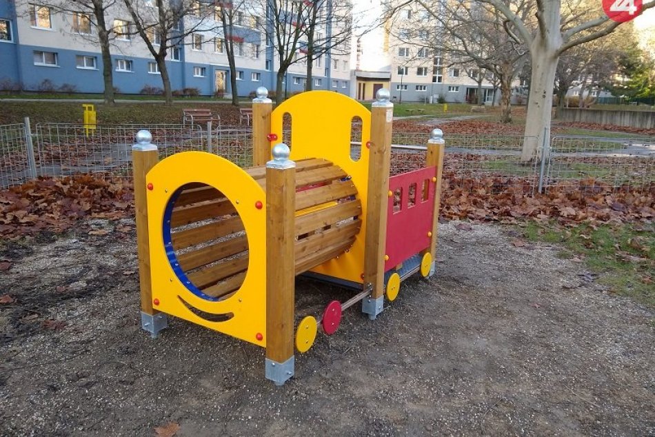 Ilustračný obrázok k článku Petržalka obnovila detské ihríská