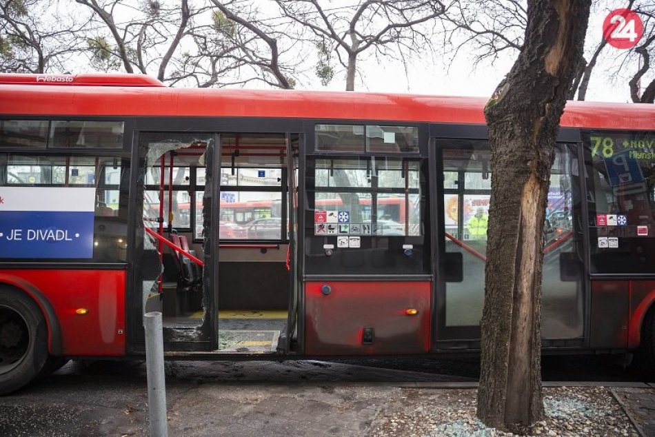 Ilustračný obrázok k článku Tragédia na ceste: Ženu zrazil autobus, zraneniam podľahla