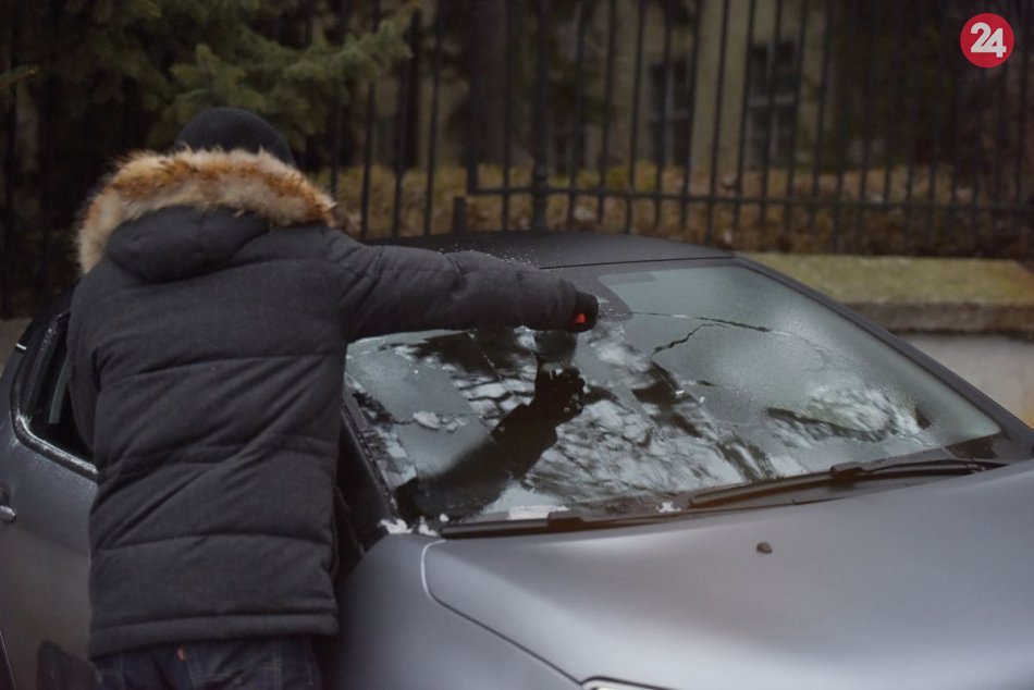 Ilustračný obrázok k článku Polícia dvíha varovný prst: Na cestách a chodníkoch sa poriadne šmýka