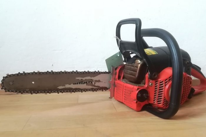 Ilustračný obrázok k článku Hororové chvíle v obci pri Mikuláši: Muž (43) naháňal ľudí s motorovou pílou