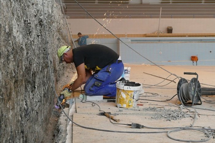 Ilustračný obrázok k článku Po odklade začala rekonštrukcia žiarskej plavárne: Čo je na rade ako prvé?