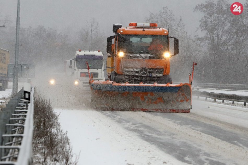 Ilustračný obrázok k článku Pripravte sa na snehovú nádielku. Revúcky okres čelí 2 výstrahám