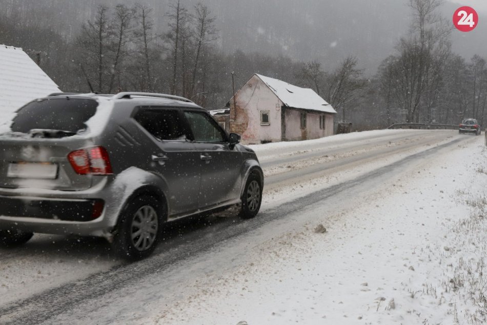 Ilustračný obrázok k článku Vodiči, na Gemeri jazdite opatrne: Na väčšine ciest je sneh