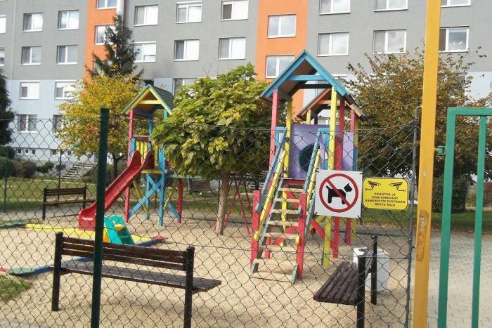 Ilustračný obrázok k článku Koronavírus: Mesto rozširuje opatrenia. Zatvára ihriská a ruší jarné upratovanie