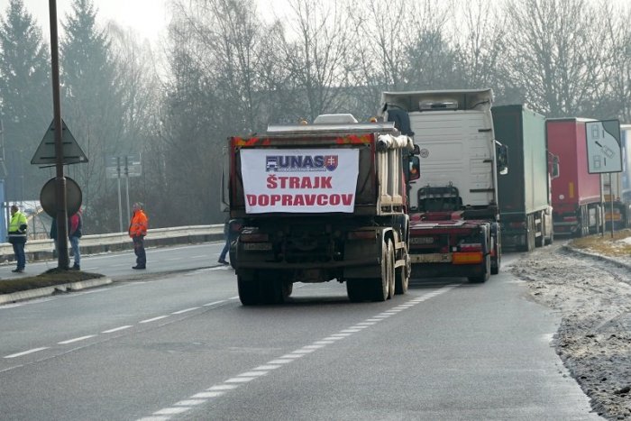 Ilustračný obrázok k článku Sú späť! Autodopravcovia opäť vytiahli kamióny a blokujú hraničné priechody