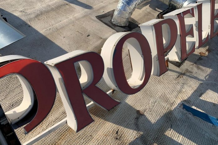 Ilustračný obrázok k článku Na Café Propeller pridajú repliku pôvodného nápisu