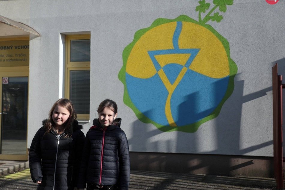 Ilustračný obrázok k článku Deti nakreslili svoje predstavy košického erbu a už zdobia steny škôl, ktoré maľby sú najkrajšie?, FOTO