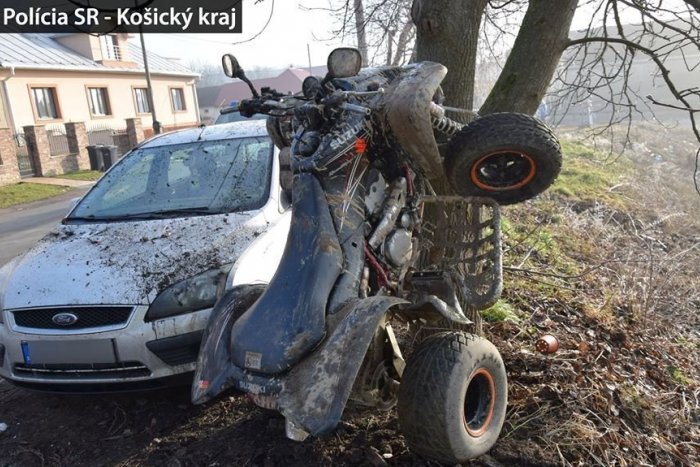Ilustračný obrázok k článku Vážna nehoda pri Košiciach: Vodič (20) štvorkolky to napálil do stromu