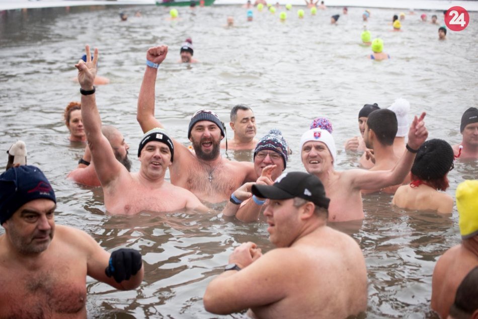 Ilustračný obrázok k článku Otužilci vstúpia do chladnej vody: Ľadové medvede spod Zobora budú opäť pomáhať