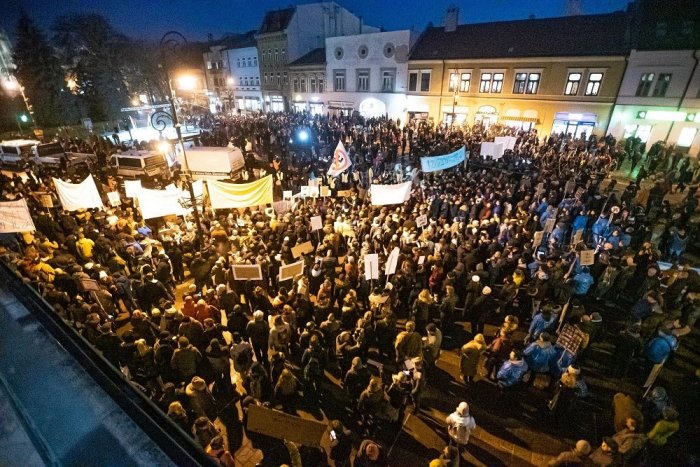 Ilustračný obrázok k článku Boli ľudia na proteste proti ĽSNS podplatení? Starosta z Luníka IX sa jednoznačne vyjadril