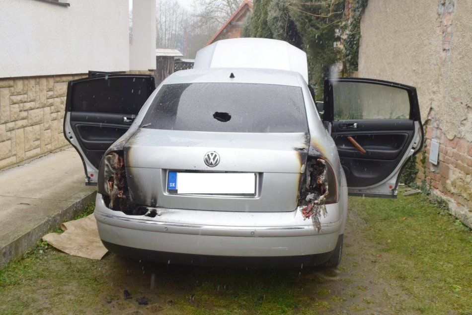 Ilustračný obrázok k článku Muž (29) mal vykopnúť bránu, vniknúť na pozemok a podpáliť auto: FOTO z miesta