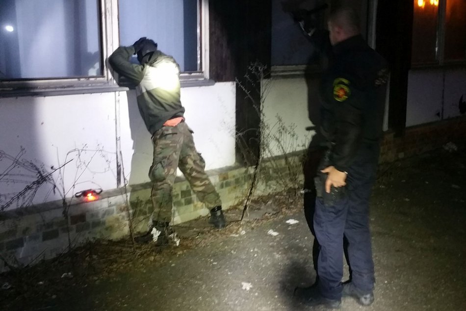 Ilustračný obrázok k článku Ranná dráma vo Zvolene: Pri zimáku došlo k streľbe, u muža našli aj drogy, FOTO