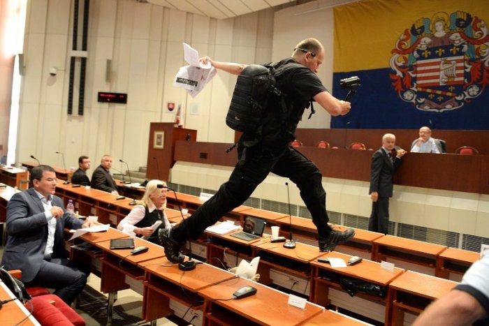 Ilustračný obrázok k článku Daňa a Vaského prepustili na slobodu. Videá im zakázali