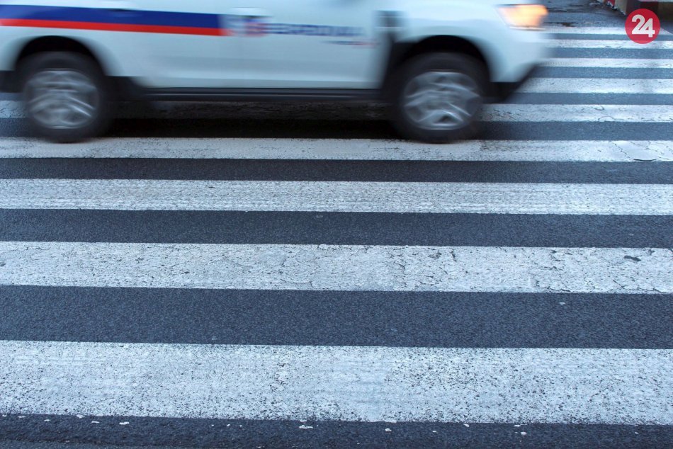 Ilustračný obrázok k článku AUTENTICKÉ video z nehody na Sekčove: Vodička na priechode zrazila mladú ženu