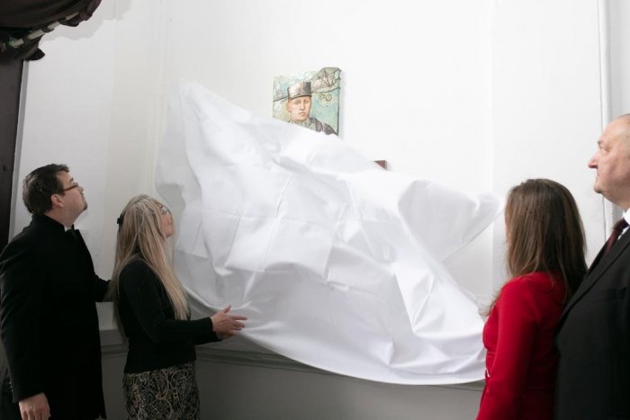 Ilustračný obrázok k článku Červený diabol už nie je zabudnutý. Staré Mesto mu odhalilo tabuľu