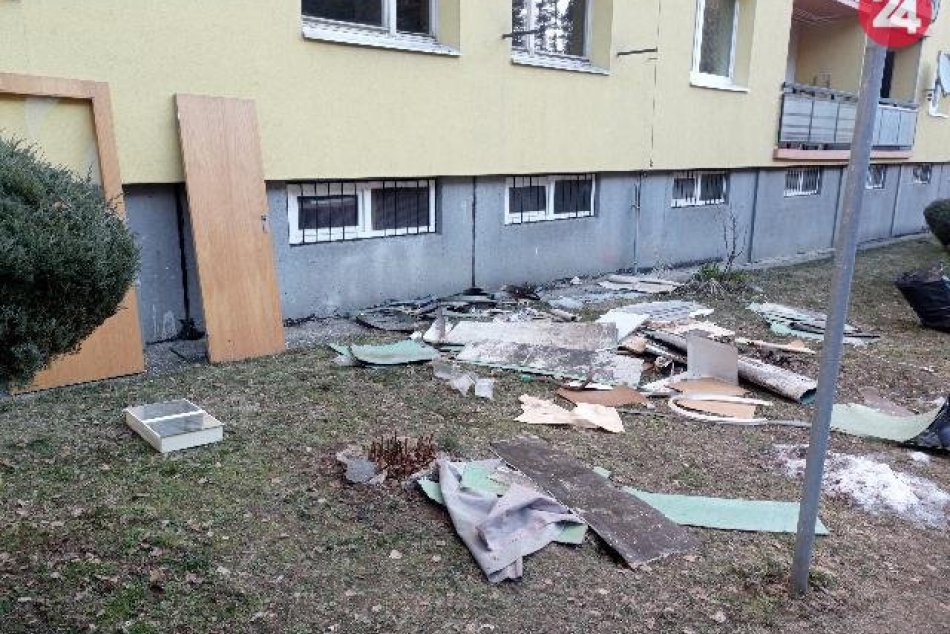 Ilustračný obrázok k článku Na bystrickom sídlisku vyrástlo smetisko rovno pri paneláku, FOTO