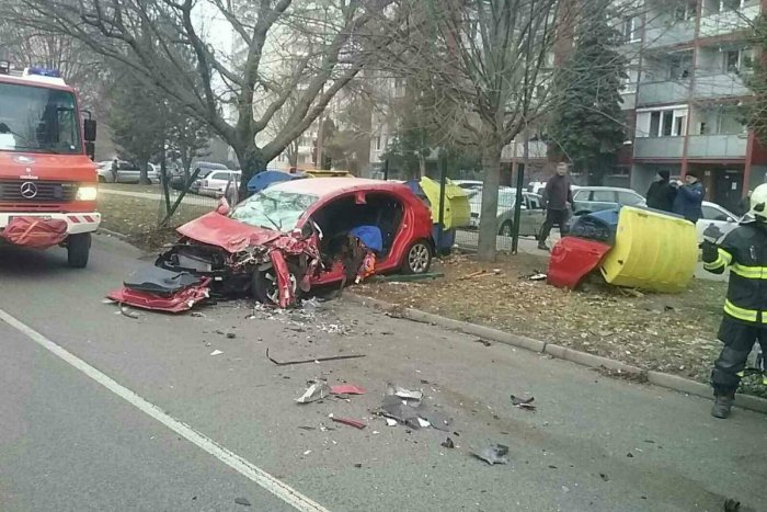 Ilustračný obrázok k článku Vážna nehoda v Trnave: Hasiči vyslobodzovali zakliesnenú osobu z vraku auta