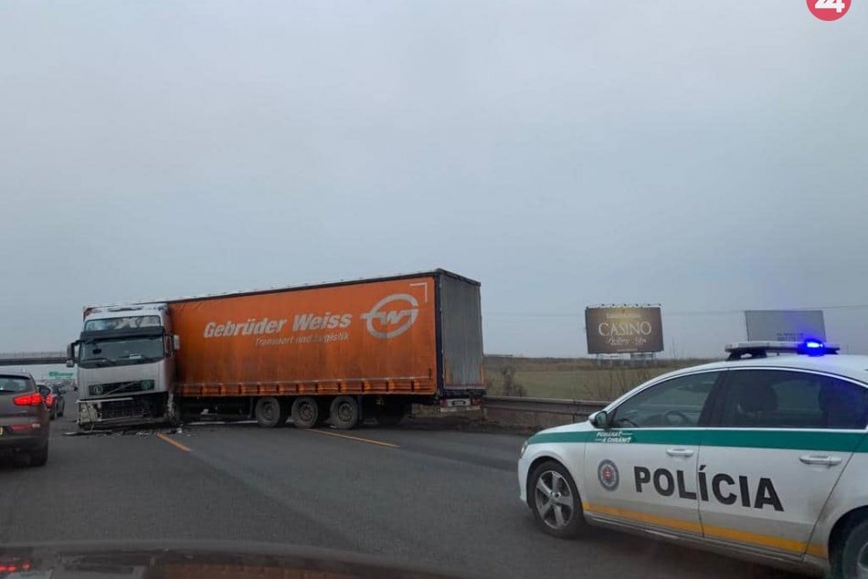 Ilustračný obrázok k článku AKTUÁLNE! Pripravte sa na dlhé kolóny! Za Zelenčom sa skrížil kamión