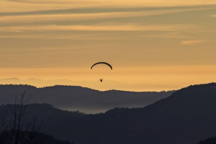 Ilustračný obrázok k článku Horskí záchranári v akcii: Na Donovaloch spadla mladá paraglajdistka (27)