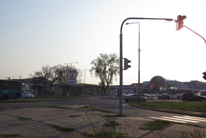 Ilustračný obrázok k článku Bezplatná služba pri autobusovej a železničnej stanici súvisí s koronavírusom