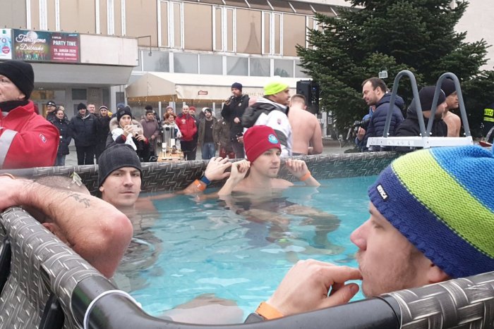 Ilustračný obrázok k článku Trištvrte hodiny v ľadovej vode! Otužilci v Dúbravke premohli zimu
