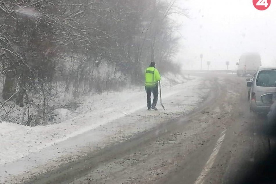 Ilustračný obrázok k článku Vodiči, Soroške by ste sa mali radšej vyhnúť: Lopaty sa chytil aj policajt! FOTO