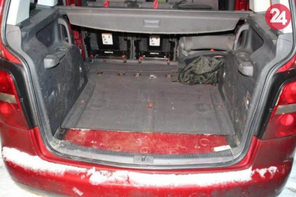 Ilustračný obrázok k článku Špeciálny úkryt a prehliadka garáže v Sobranciach: Vyše 50-tisíc cigariet, FOTO