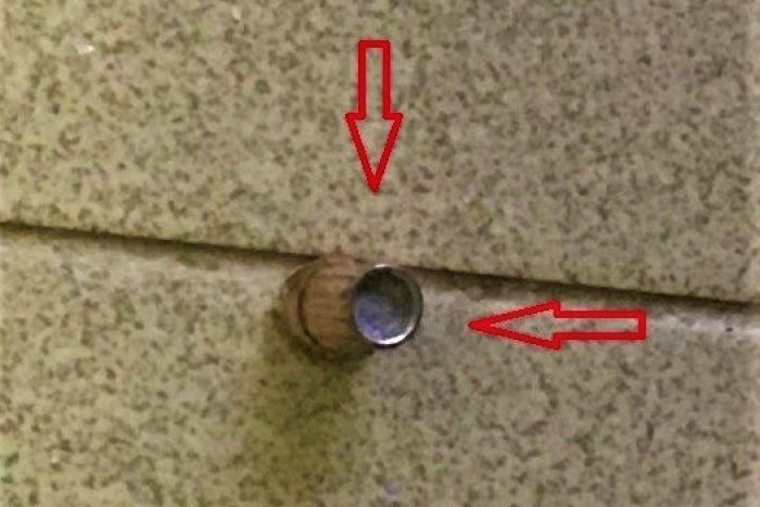 Ilustračný obrázok k článku Polícia pozná meno strelca, ktorý postrelil pacienta v čakárni. Išlo o nehodu či úmysel?