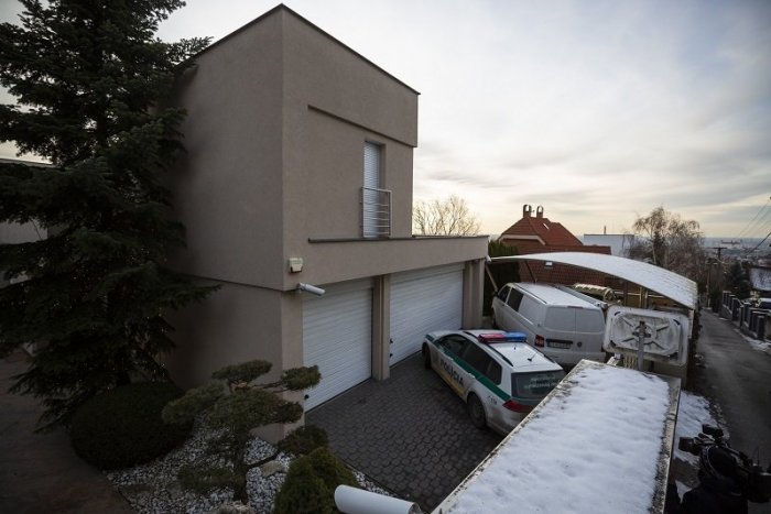 Ilustračný obrázok k článku Veľký záťah NAKA: Kukláči nabehli k Trnkovi, Kočnerovi aj do vily Bonaparte