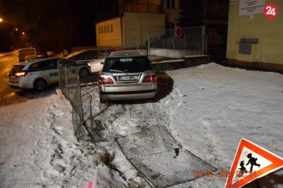 Ilustračný obrázok k článku Mladík nabúral s vyše 2 promile: Autom prerazil oplotenie bystrickej škôlky, FOTO