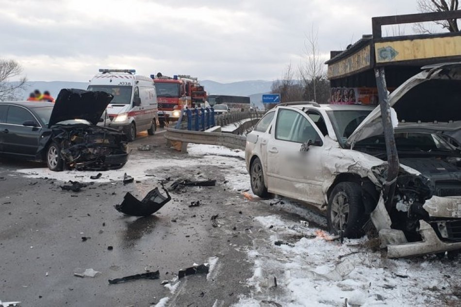 Ilustračný obrázok k článku Hrozivá zrážka áut: Jedno z nich sa odrazilo do autobusovej zastávky!