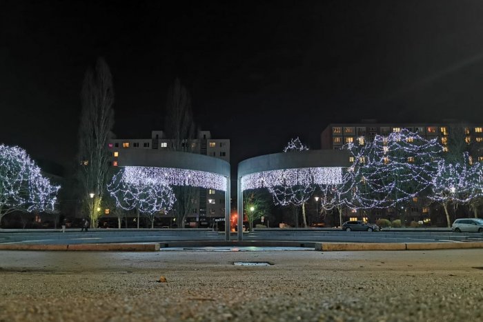 Ilustračný obrázok k článku V Ružinove stále panuje sviatočná nálada. Kedy zmizne vianočné osvetlenie?