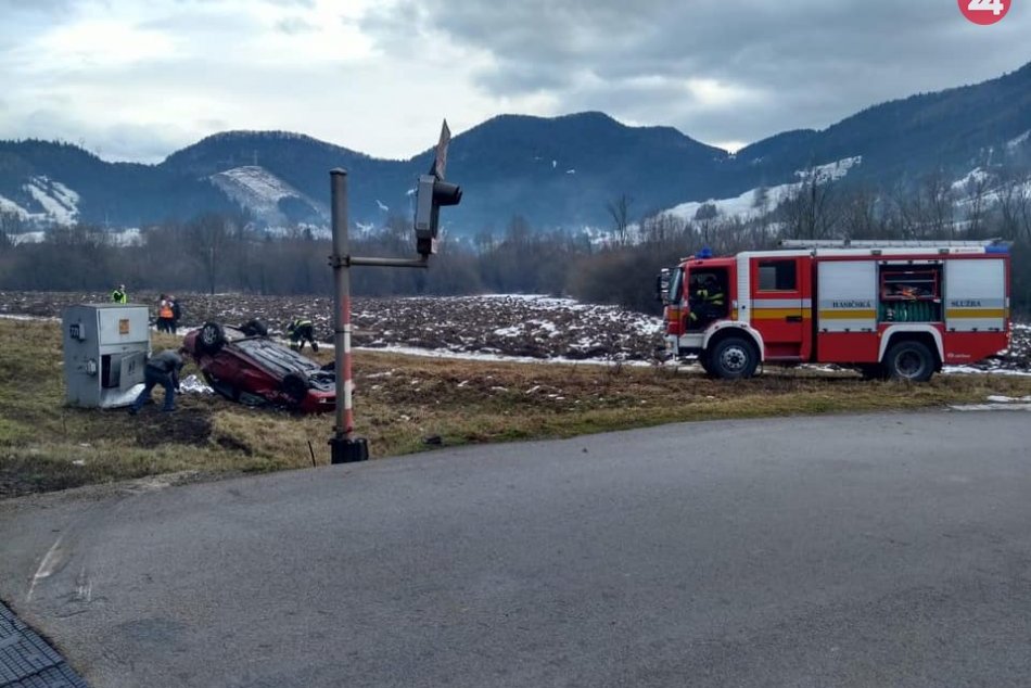 Ilustračný obrázok k článku Na severe Žilinského kraja došlo k zrážke vlaku s autom: Hlásia niekoľkých zranených