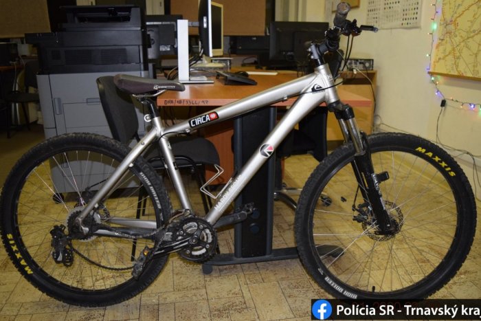 Ilustračný obrázok k článku Polícia pátra po cyklistovi: Nabúral do detského kočíka a utiekol