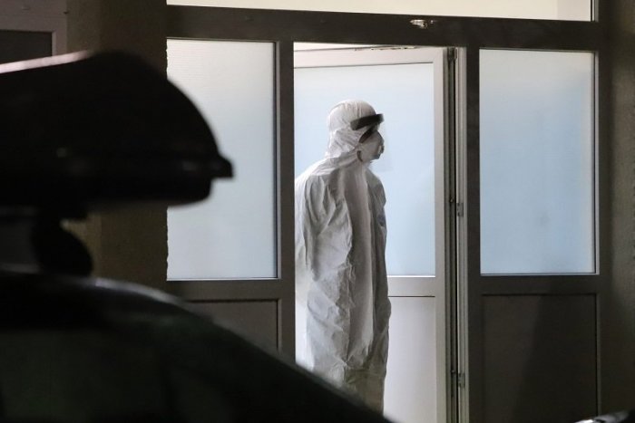 Ilustračný obrázok k článku Z nemocnice utiekol muž s koronavírusom. Hrozí mu 8 rokov basy