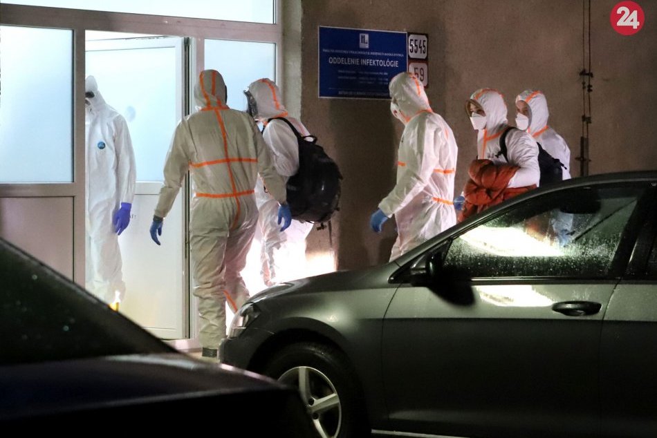 Ilustračný obrázok k článku Do bystrickej nemocnice priviezli Slovákov s podozrením na koronavírus, FOTO