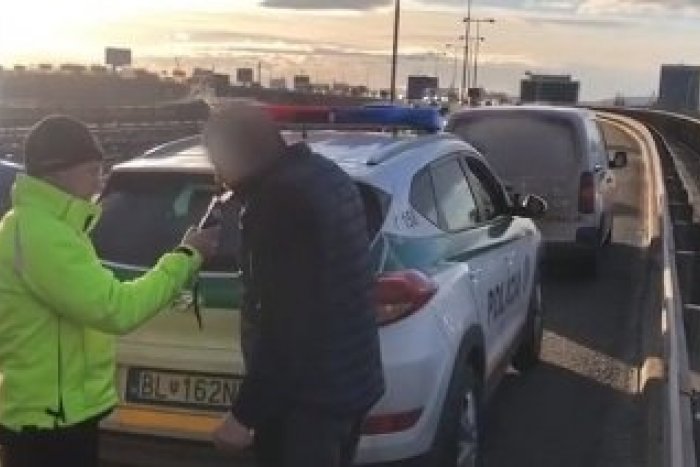 Ilustračný obrázok k článku Úlovok bratislavských policajtov: Miro (35) z Trenčianskeho okresu takto šoféroval po D1