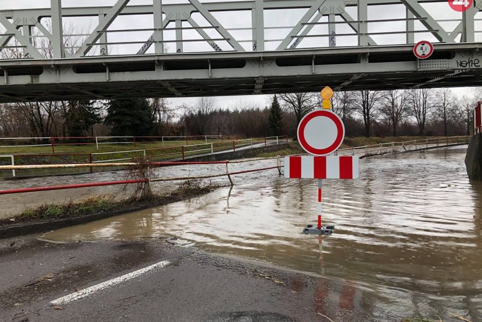 Ilustračný obrázok k článku Prievidžania, dajte pozor: Vyliata voda z Handlovky uzavrela ulice, FOTO