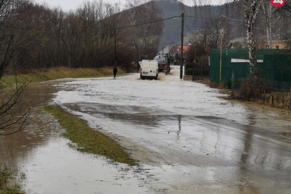 Ilustračný obrázok k článku Víchrica Petra spôsobila výpadky elektriny, poruchy hlásia od Spišu až po Zemplín
